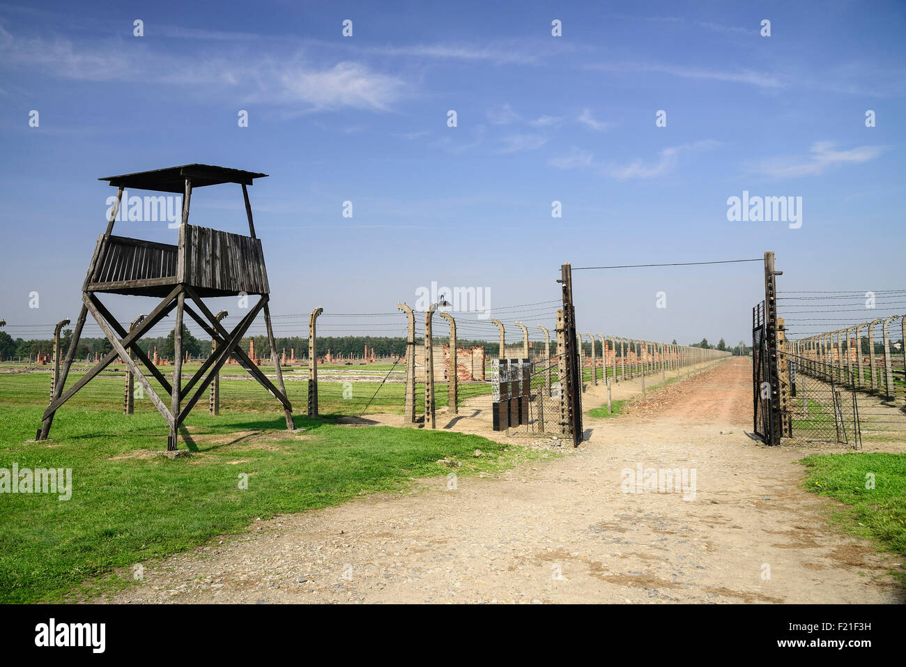 La Polonia Auschwitz-Birkenau Museo di Stato Birkenau Campo di Concentramento torre di guardia con le rovine di ex blocchi alloggio Foto Stock