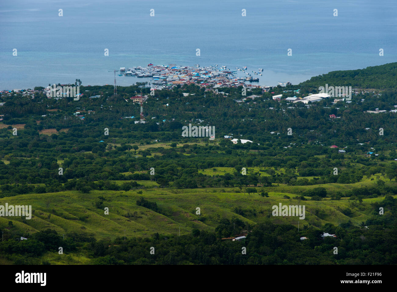 Porto di Maumere (Lorens Say) e il paesaggio sono visti da Bukit Nilo, una collina situata a Wuliwutik, Nita, Maumere, Sikka, Nusa Tenggara orientale, Indonesia. Foto Stock