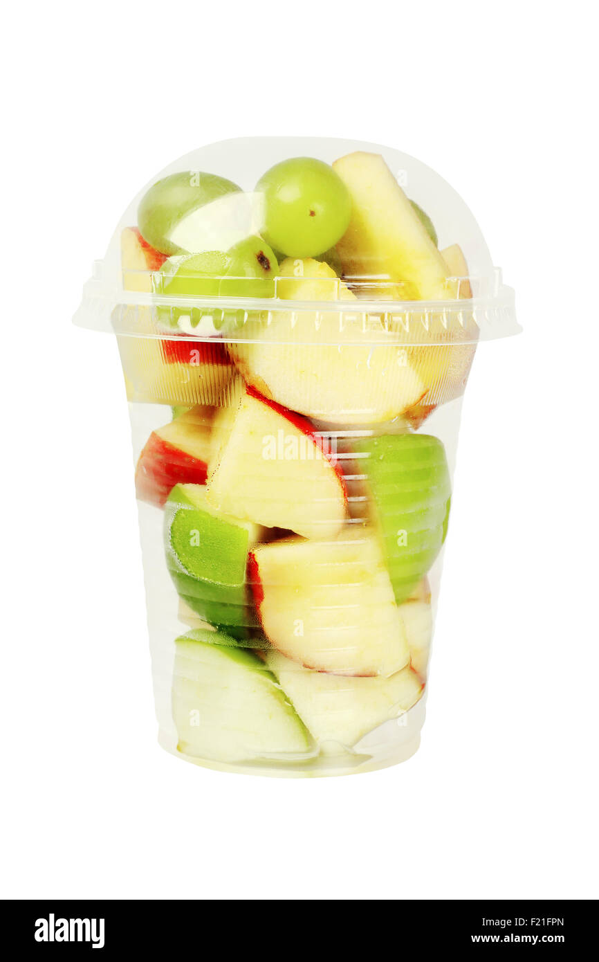Misto di frutti tagliati in una tazza di plastica su sfondo bianco Foto Stock