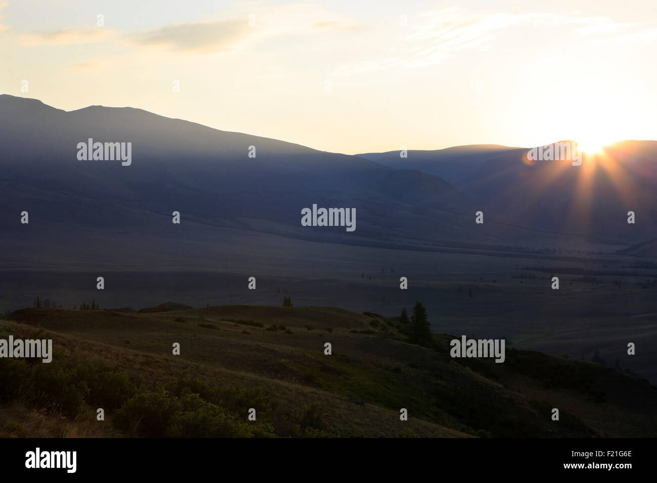Kuray mountain range e la steppa all'alba. Foto Stock