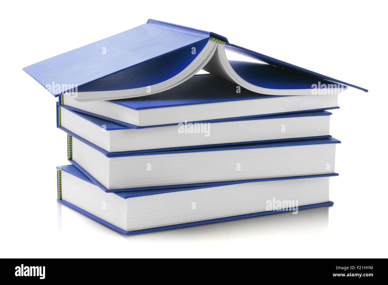 Pila di Blue Hard Cover libri su sfondo bianco Foto Stock