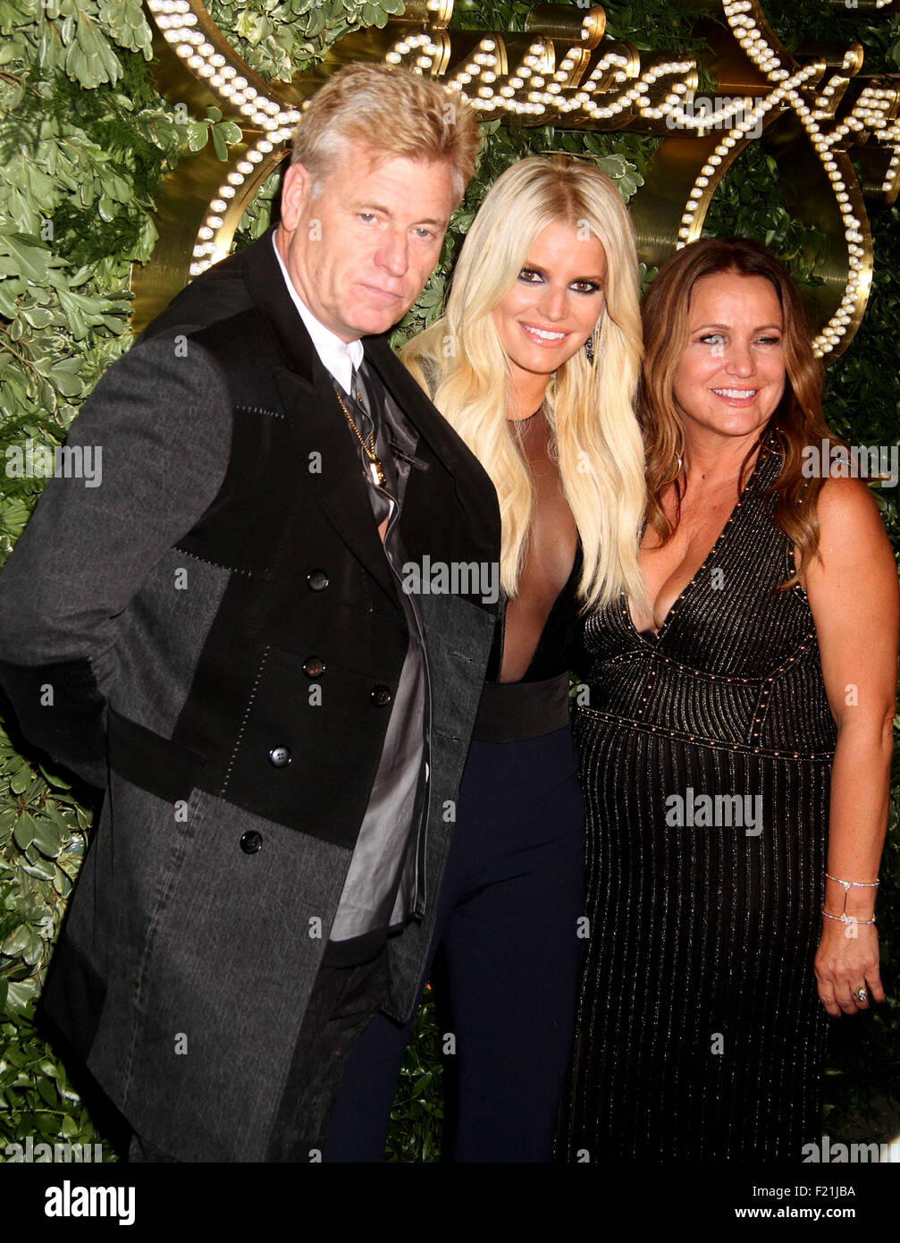 New York, Stati Uniti d'America. 9 Sep, 2015. JOE SIMPSON, Jessica Simpson e sua madre TINA ANN DREW celebrare il decimo anniversario della Jessica Simpson raccolta in taverna sul verde. Credito: Nancy Kaszerman/ZUMA filo/Alamy Live News Foto Stock