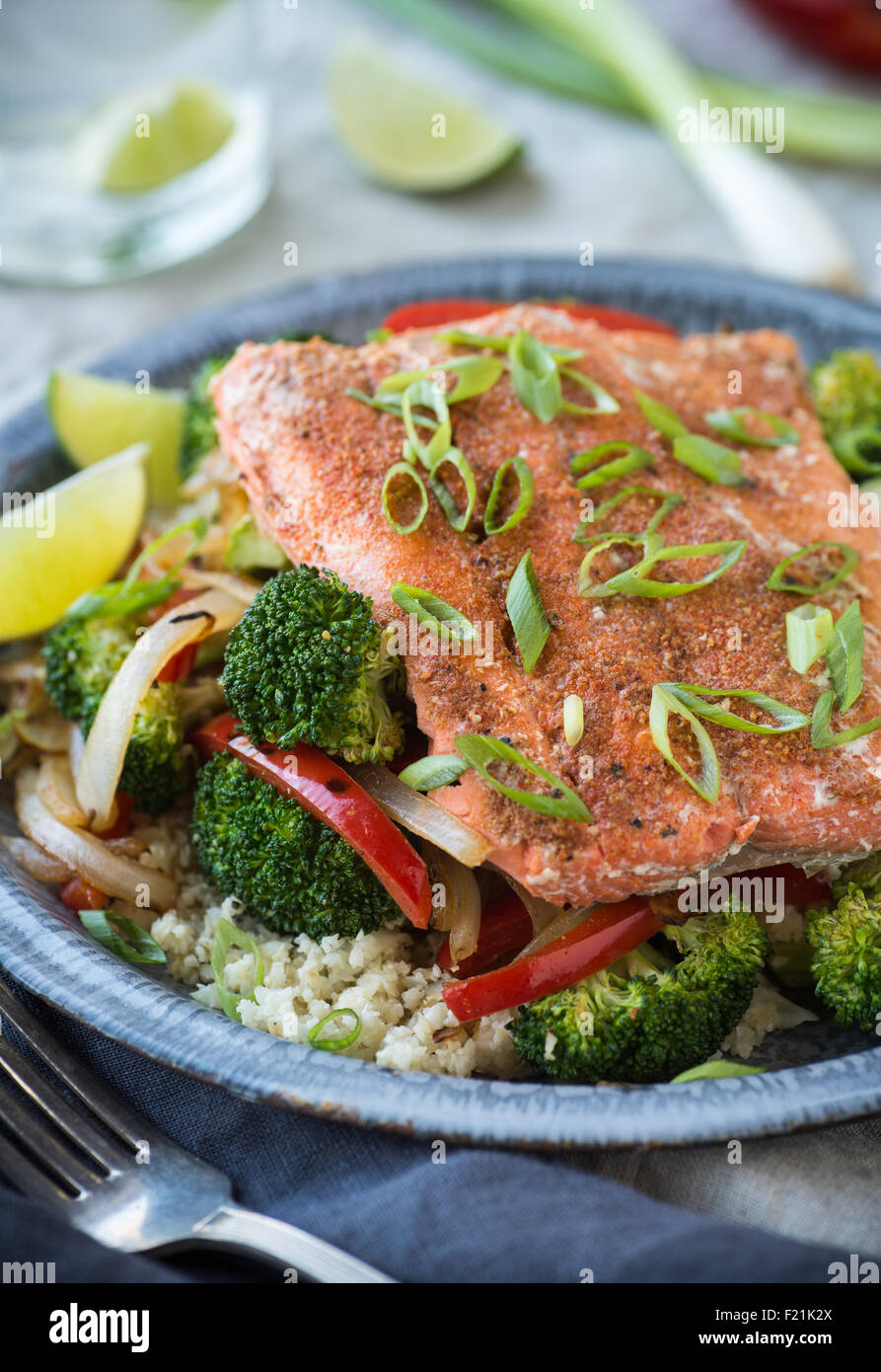 Salmone piccante oltre i Cavolfiori e broccoli Foto Stock