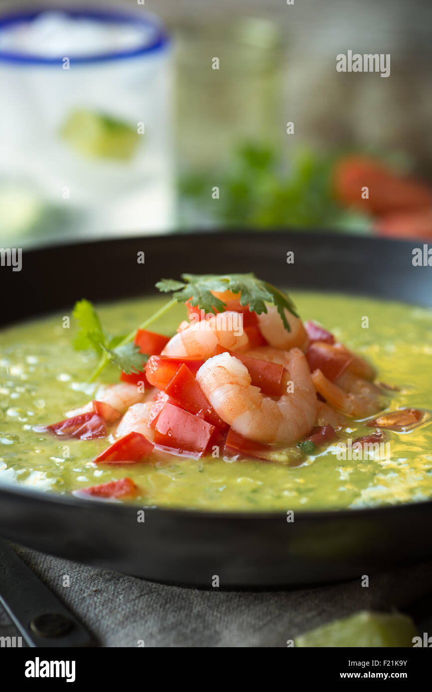 Luce Estate zuppa fredda con gamberi e pomodori freschi Foto Stock