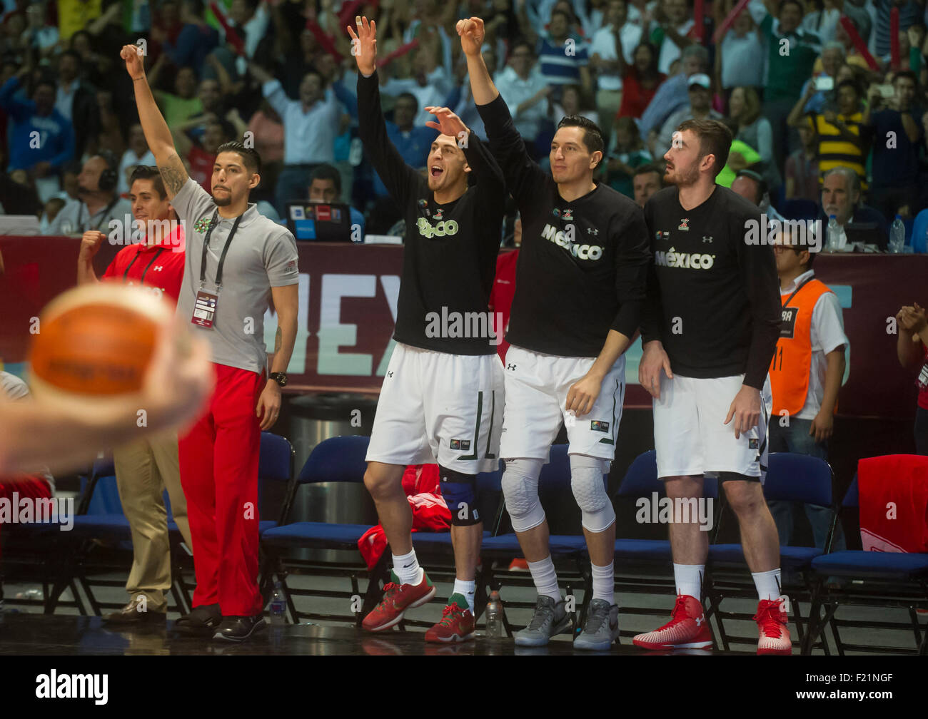 Città del Messico. 9 Sep, 2015. Il Messico di Paolo Stoll 3 (R), Adrian Zamora (seconda R) e Israele Gutierrez (1stR) jubilate durante il match di 2015 FIBA America del campionato contro l'Argentina in Città del Messico, capitale del Messico, sul Sett. 9, 2015. Il Messico ha vinto 95-83. © Oscar Ramirez/Xinhua/Alamy Live News Foto Stock