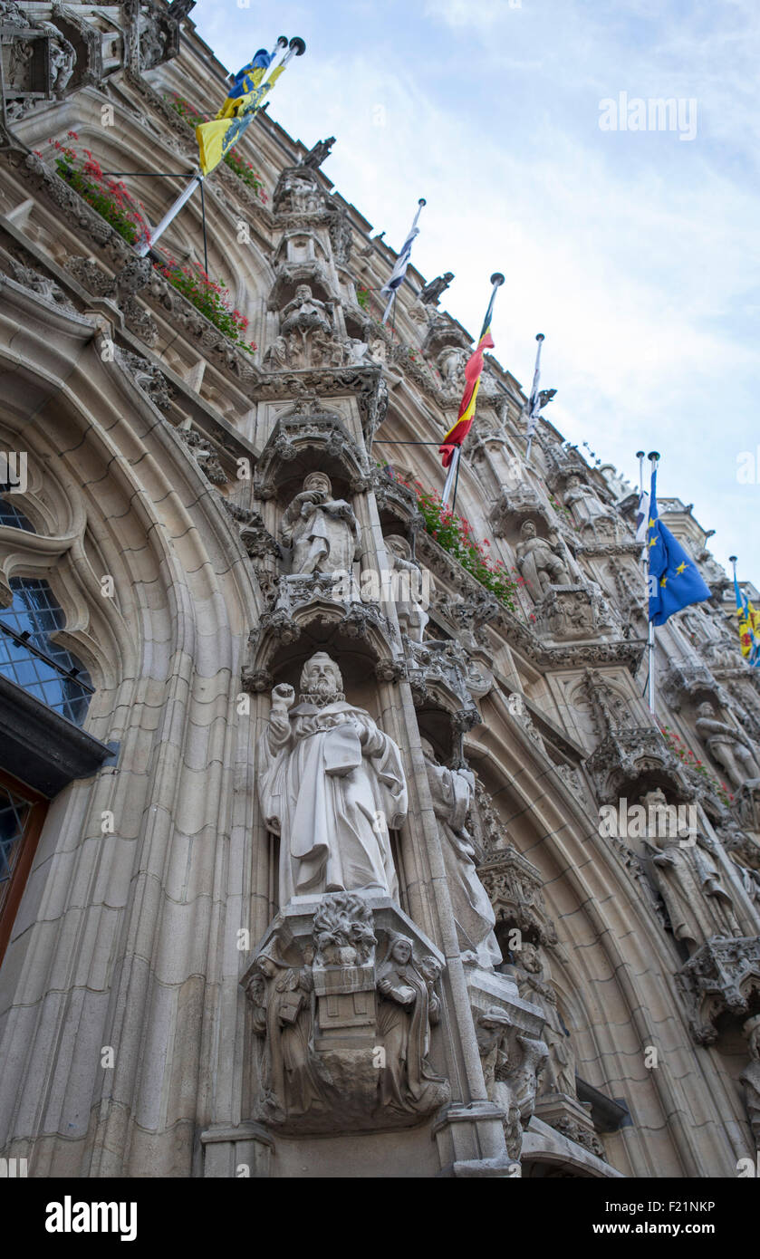 La vecchia città medievale-hall di Leuven con statuette di un processo dinamico di prospettiva di rana, Belgio Foto Stock