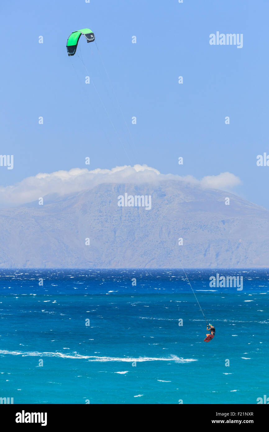 Kitesurfer in blu luminoso acqua, Karpathos, Dodecaneso, Egeo Meridionale, Grecia Foto Stock