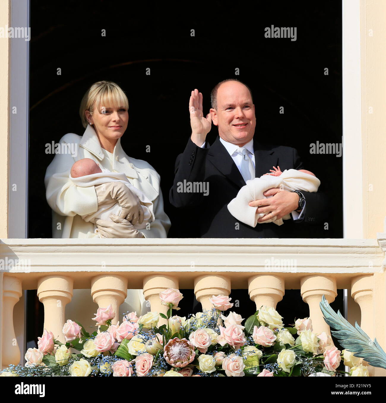 La principessa Charlene e il Principe Alberto II di Monaco presentando i loro gemelli Jacques principe e principessa Gabrielle presso il palazzo Foto Stock