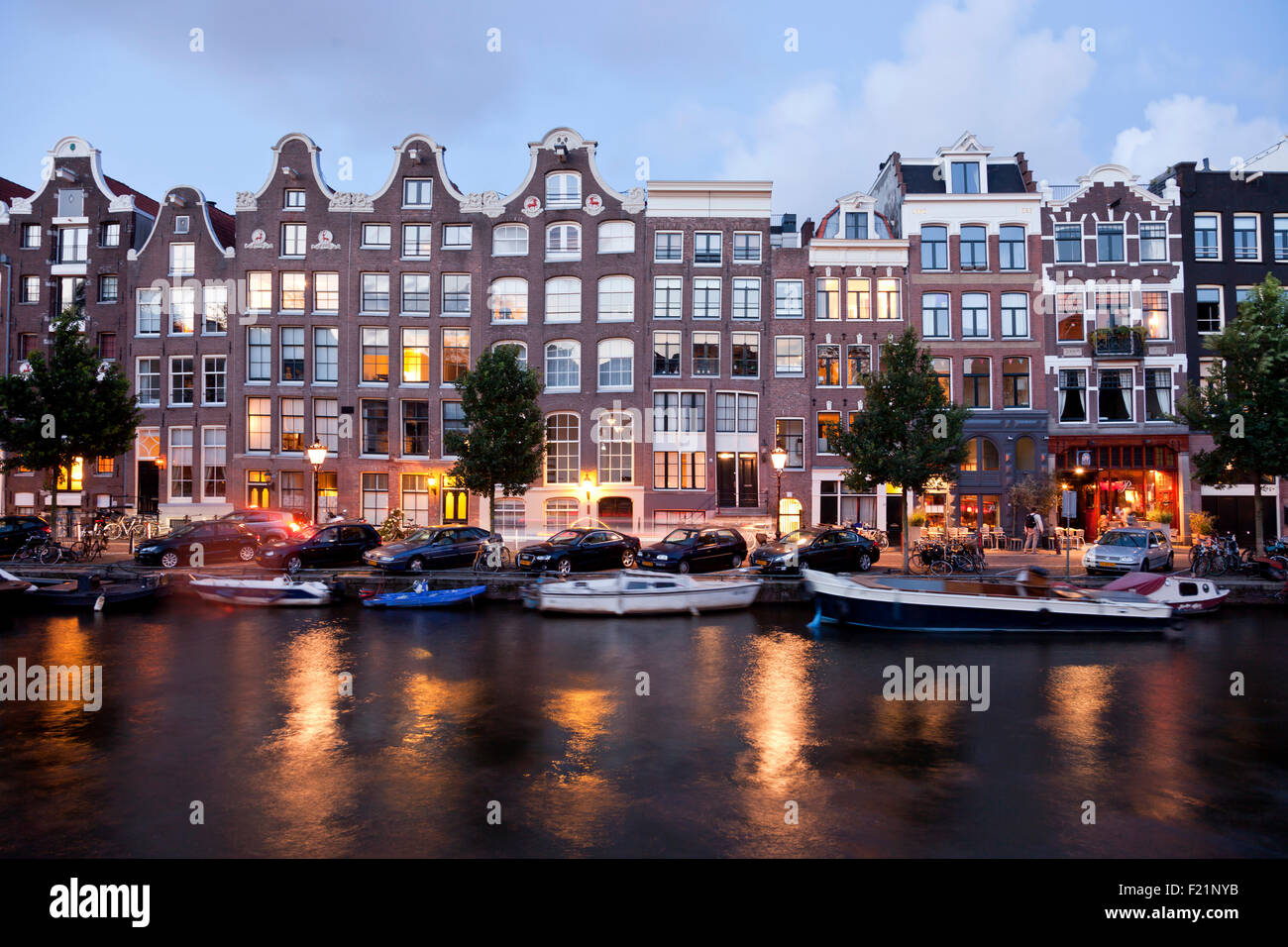 Città canal al crepuscolo, Amsterdam, Olanda Settentrionale, Paesi Bassi Foto Stock