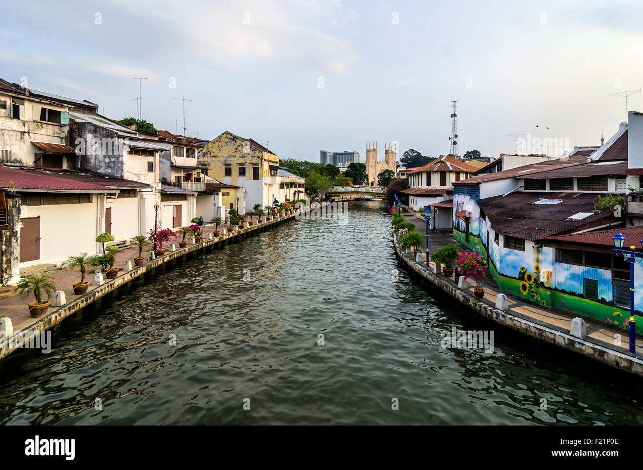 Dipinto luminosamente case lungo il fiume Malacca, distretto di Kampung Bakar Batu, Malacca o Melaka, Malaysia Foto Stock