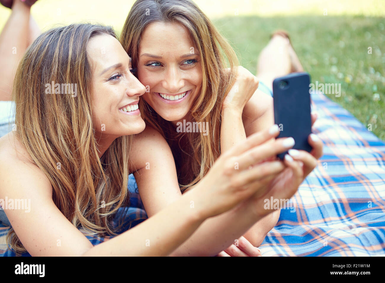 Amici facendo selfie. Foto Stock
