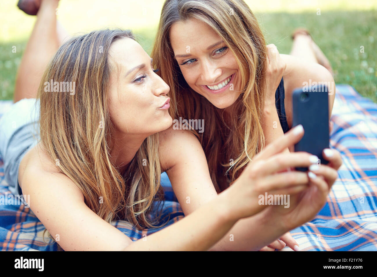 Amici facendo selfie. Foto Stock