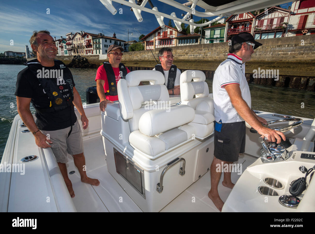 Parte di pesca tra amici nel Paese Basco (Francia). Boston Whaler 320 oltraggio all'esterno. Foto Stock