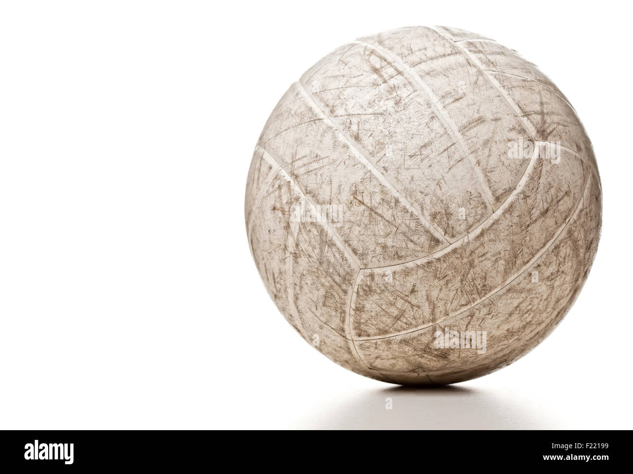 Usato volley isolato su bianco Foto Stock