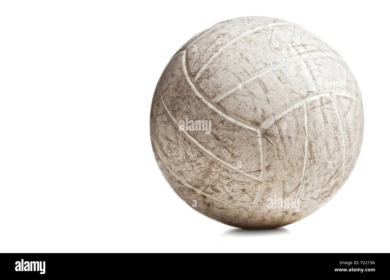 Usato volley isolato su bianco Foto Stock