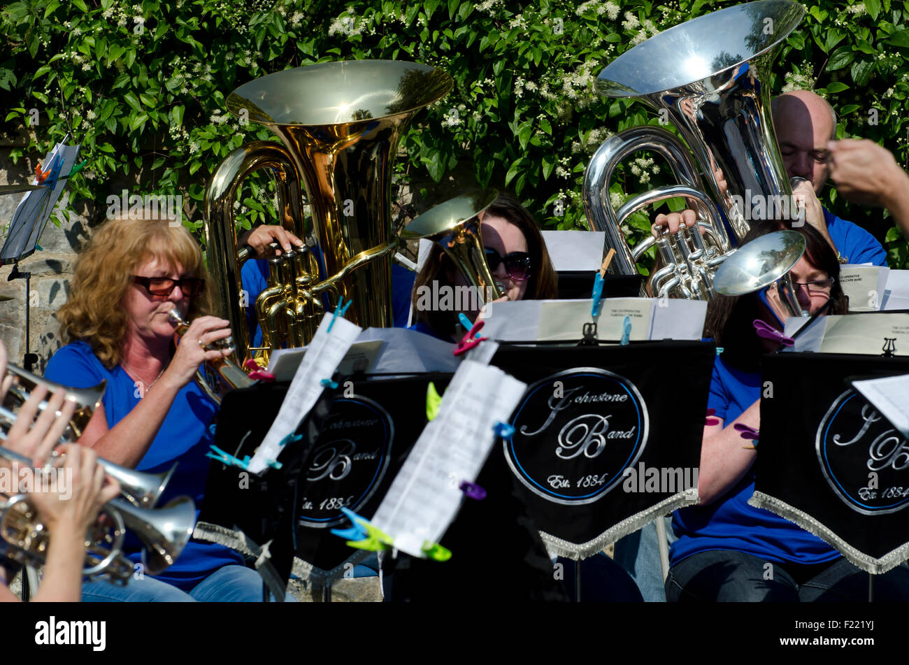 Il Johnstone Brass Band a suonare all'acqua di Leith del Centro Visitatori, Edimburgo, durante il Festival 2015. Foto Stock