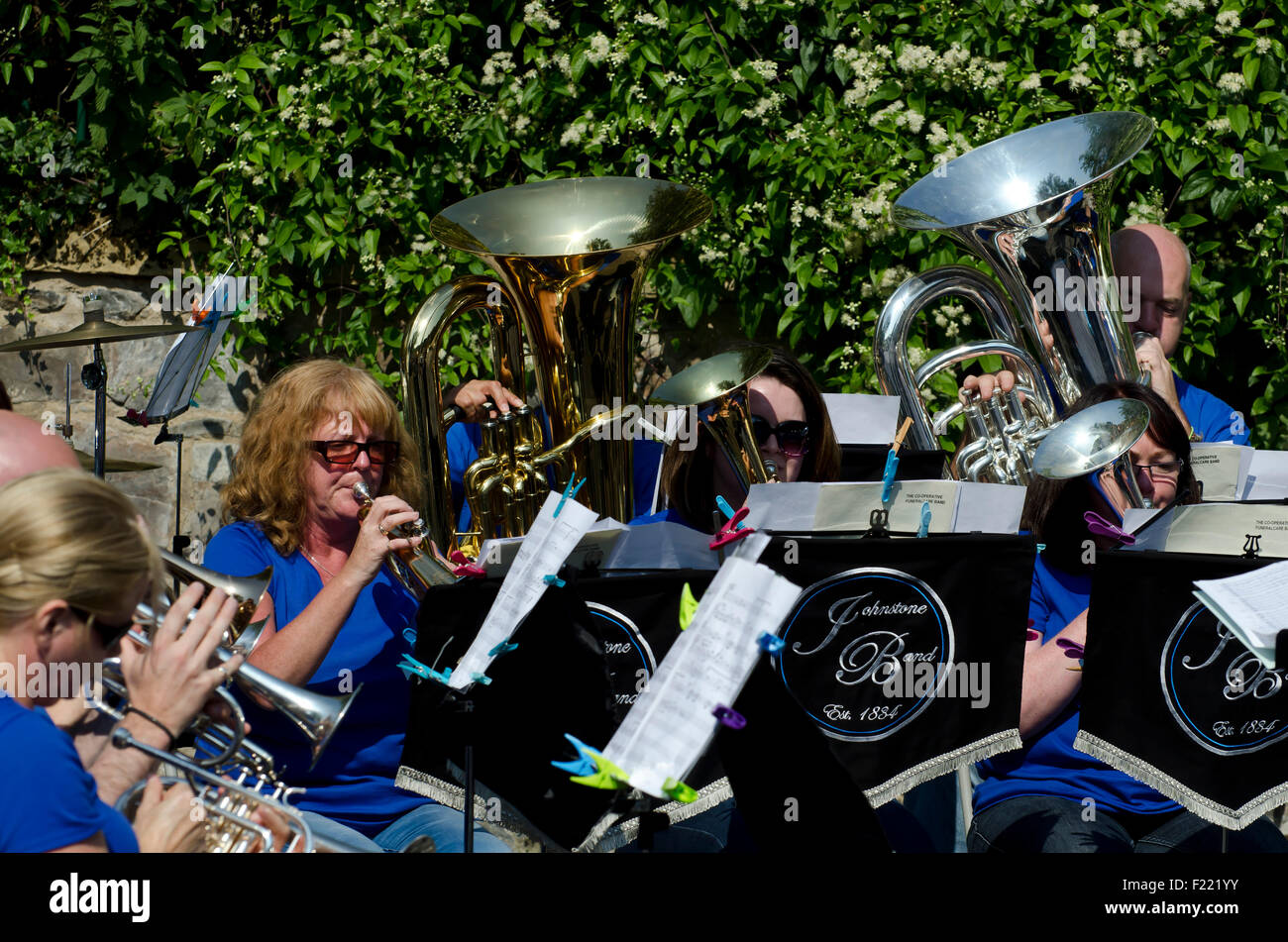 Il Johnstone Brass Band a suonare all'acqua di Leith del Centro Visitatori, Edimburgo, durante il Festival 2015. Foto Stock