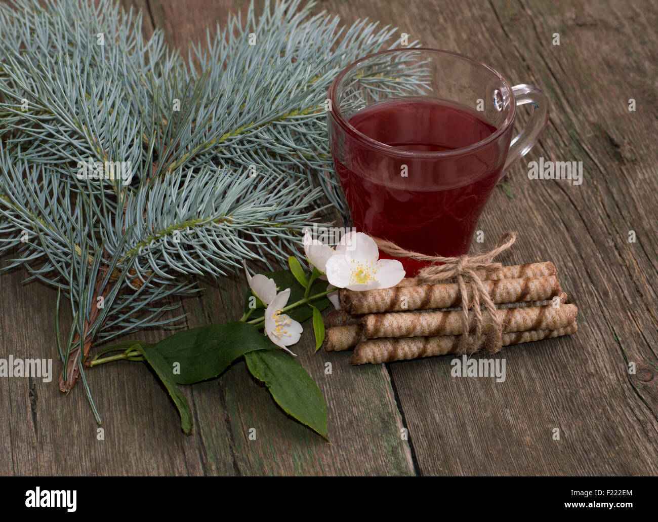 Winter card festosa, tè, fir-ramo di albero, cookie e fiore, still life Foto Stock