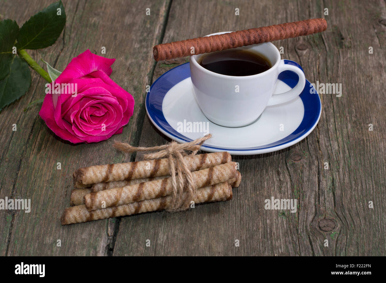 Scheda festosa, caffè e una rosa rossa e il collegamento di cookie, still life Foto Stock