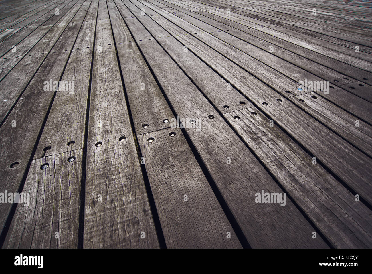 Rustico pavimento in legno Boardwalk Texture in prospettiva come sfondo Foto Stock