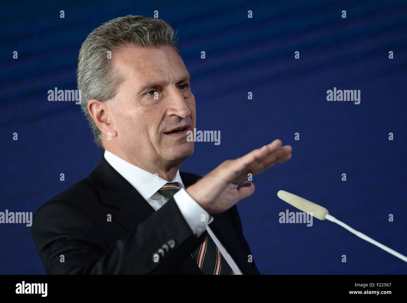 Monaco di Baviera, Germania. Decimo Sep, 2015. Guenther Oettinger (CDU), il Commissario UE per l'economia digitale e la società parla al 'Le emittenti di diritto pubblico internazionale' (PBI) Conferenza di Monaco di Baviera, Germania, il 10 settembre 2015. Il PBI conferenza è una riunione di settore per il pubblico europeo di TV e radio networks nonché asiatica e americana di reti. Foto: ANDREAS GEBERT/dpa/Alamy Live News Foto Stock