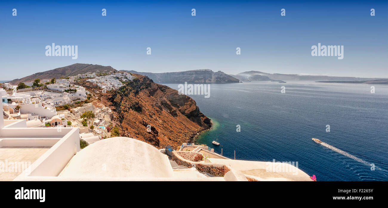 Una panoramica di immagini da Santorini del villaggio di Oia con Imerovili e Fira in distanza. Foto Stock