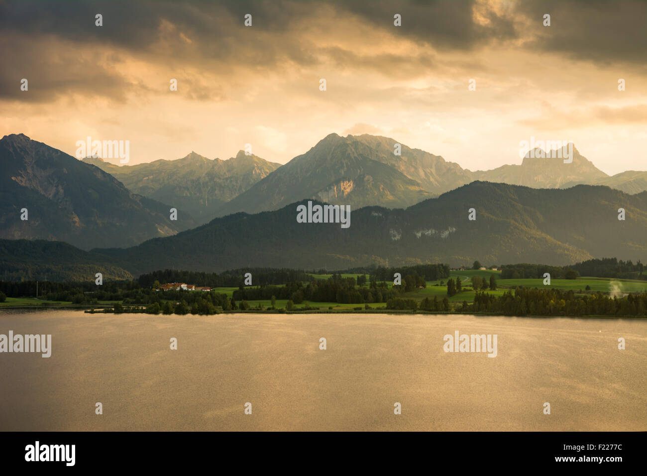Sera nelle Alpi al Lago Hopfensee in Baviera (Germania) Foto Stock