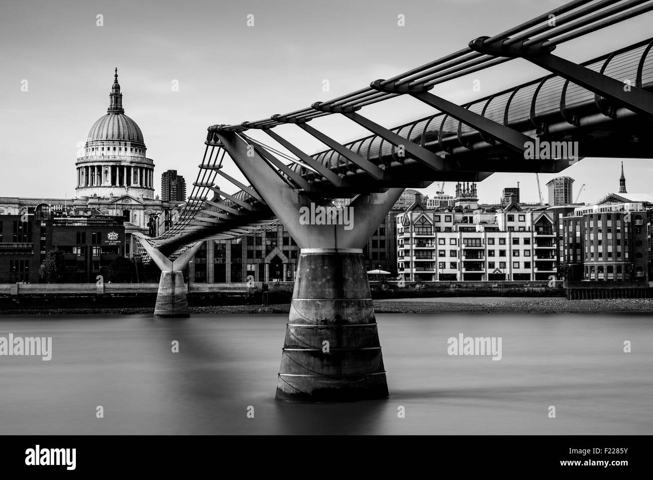 Il Millennium Bridge e la Cattedrale di St Paul, Londra, Inghilterra Foto Stock
