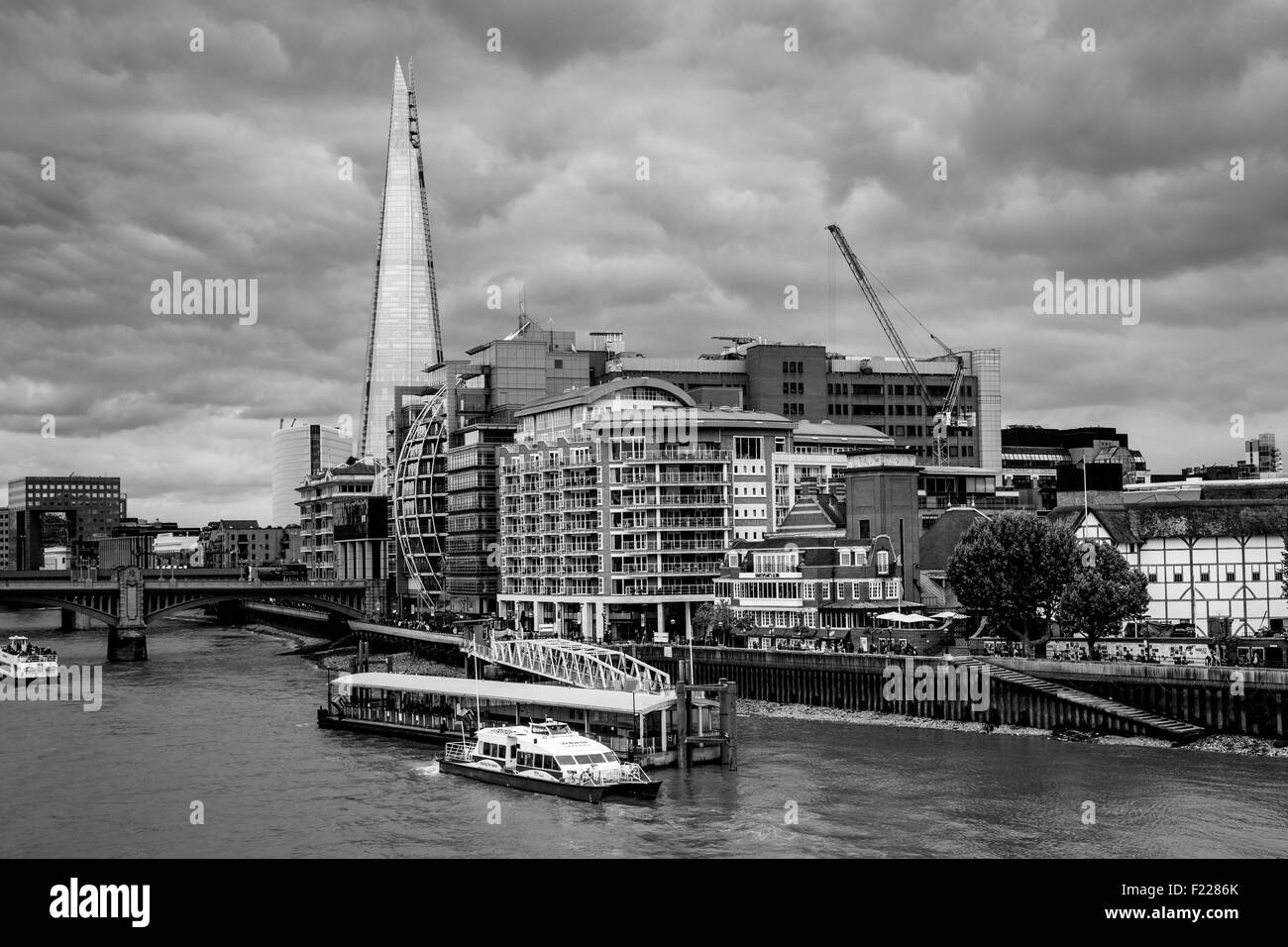 La Shard, il fiume Tamigi e il Riverside proprietà, Londra, Inghilterra Foto Stock
