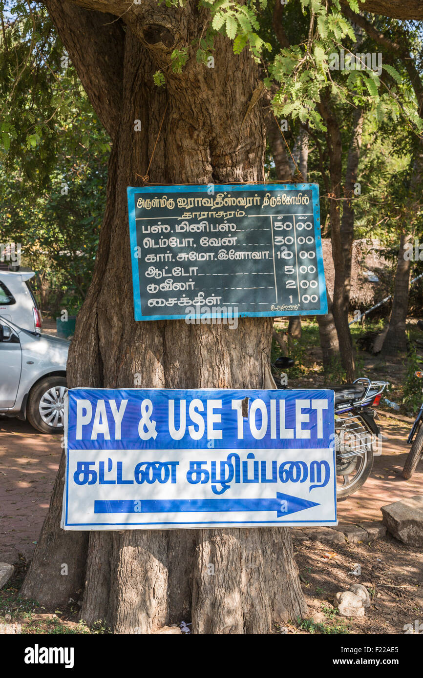 Segno per la tipica locale toilette, un pubblico a pagamento e utilizzare servizi igienici al tempio Airavatesvara, Darasuram, nei pressi di Kumbakonam, Tamil Nadu, nell India meridionale Foto Stock