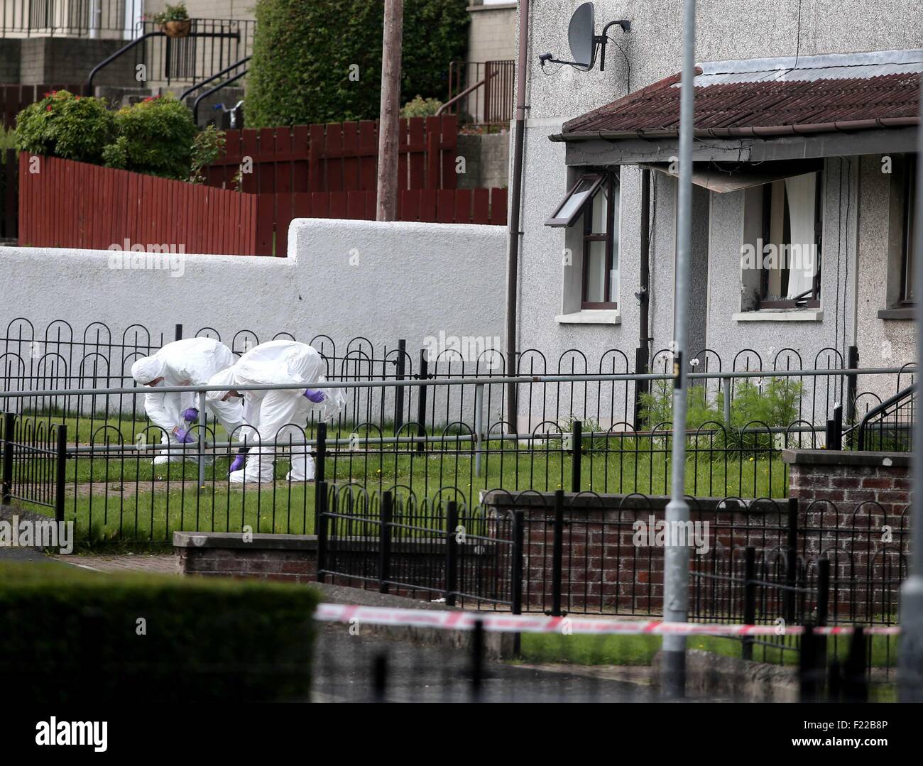 Ahoghill, Co Antrim, Irlanda del Nord. 10 Settembre, 2015. La polizia e le indagini sulla scena di un doppio tubo attacco bomba in giardini Brookefield, Ahoghill. Due dispositivi è esplosa nella notte di danneggiare la proprietà. I residenti della zona sono stati evacuati. indaga continuare nell'incidente. Pic Steven McAuley/McAuley Multimedia/Alamy Live News Foto Stock