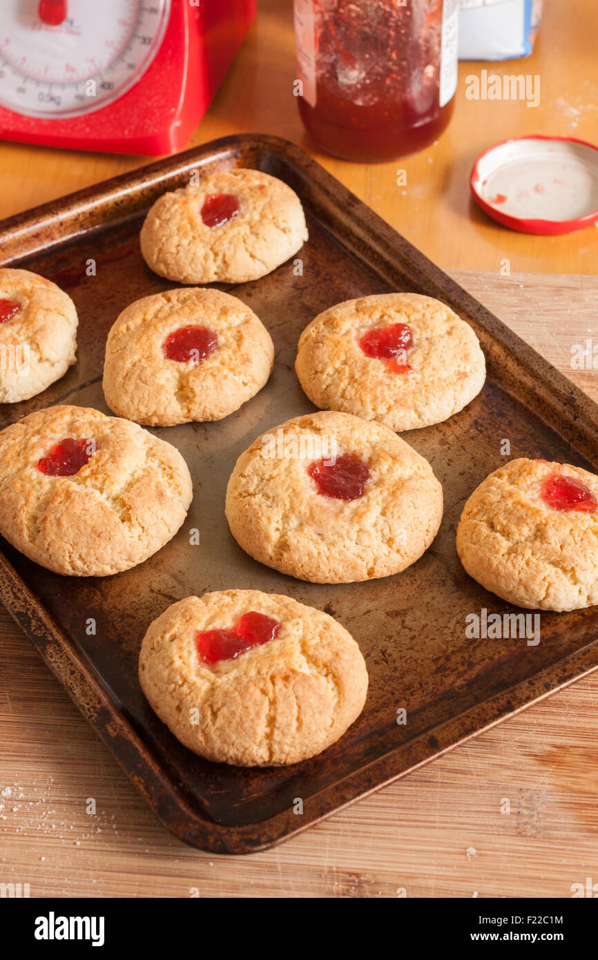 Il lievito vecchio stile biscotti di marmellata o biscotti freschi di forno Foto Stock