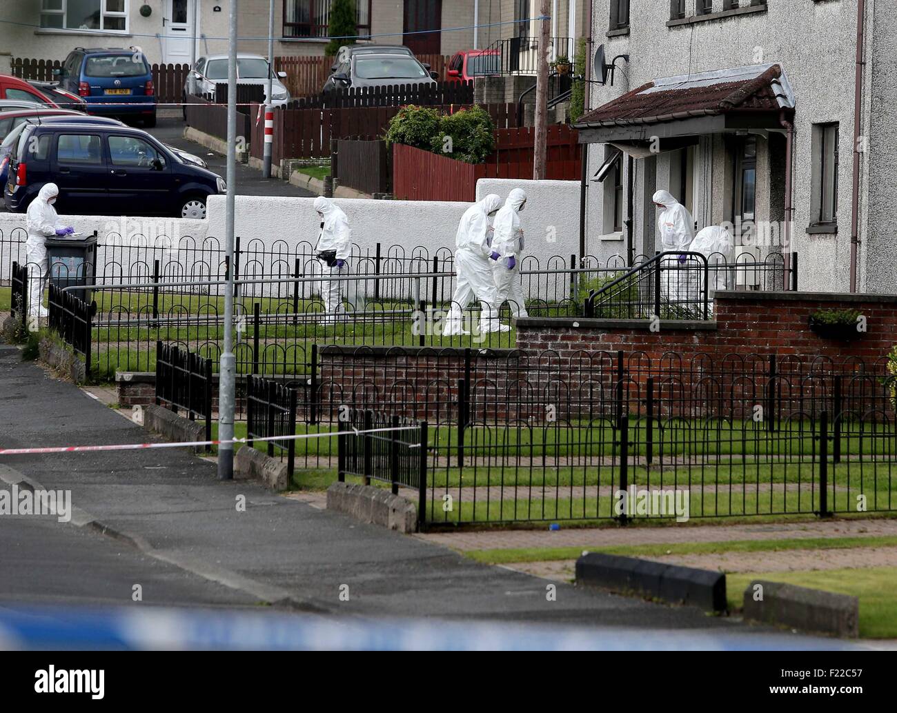 Ahoghill, Co Antrim, Irlanda del Nord. 10 Settembre, 2015. La polizia e le indagini sulla scena di un doppio tubo attacco bomba in giardini Brookefield, Ahoghill. Due dispositivi è esplosa nella notte di danneggiare la proprietà. I residenti della zona sono stati evacuati. indaga continuare nell'incidente. Pic Steven McAuley/McAuley Multimedia/Alamy Live News Foto Stock