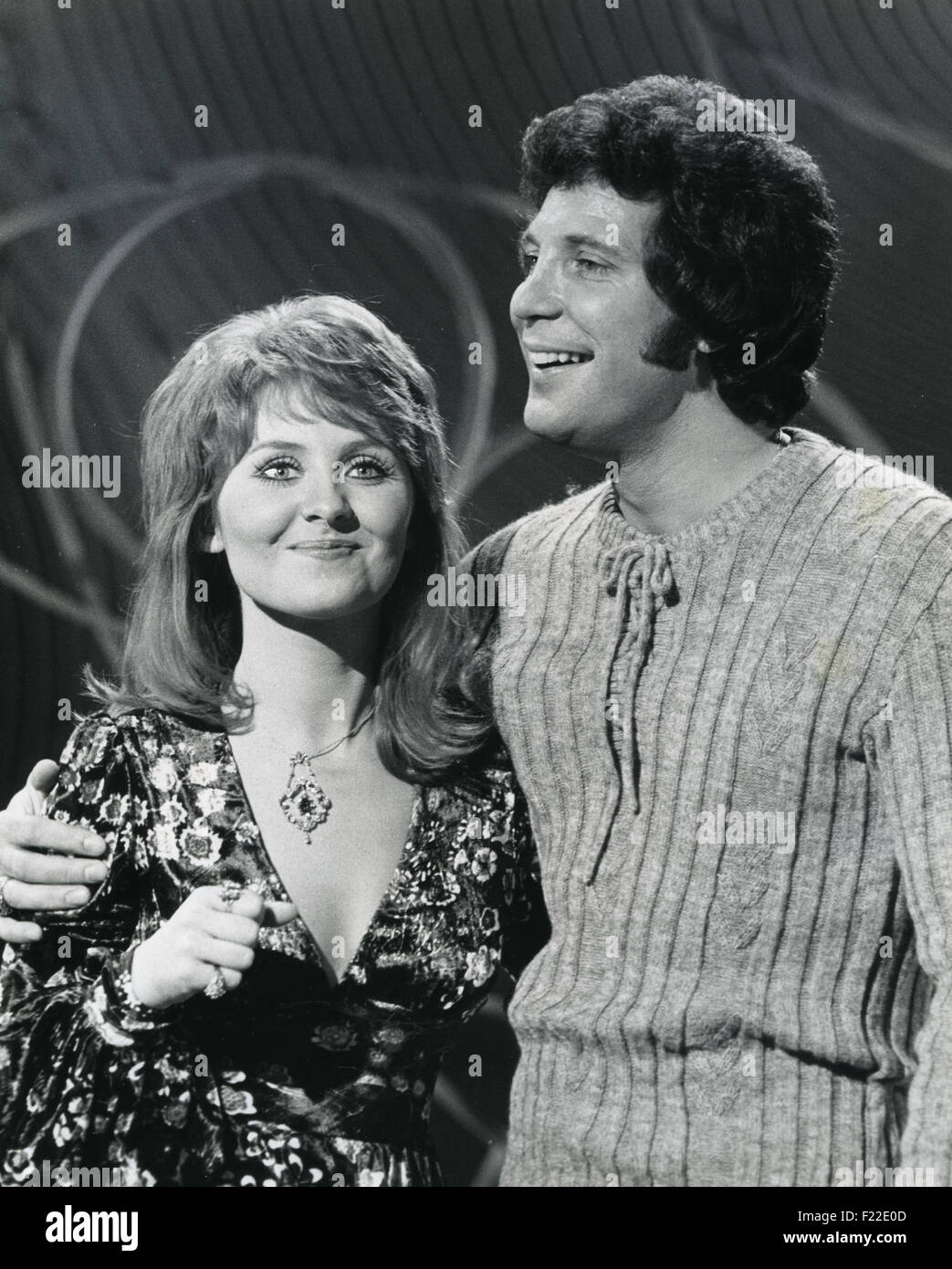 TOM JONES cantante gallese con Lulu sul suo spettacolo TV Questo è Tom Jones circa 1970. Foto Polygram Foto Stock