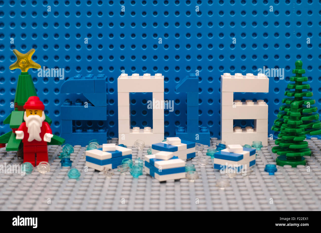 Anno Nuovo 2016 concept di Lego. Numeri 2016, alberi di Natale, Babbo Natale  e presenta su Lego le piastre di base Foto stock - Alamy