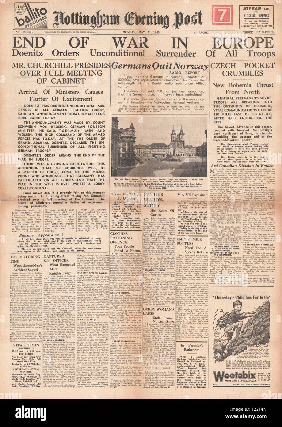 1945 Nottingham Evening Post pagina anteriore segnalato la fine della guerra in Europa come la Germania nazista si arrende Foto Stock