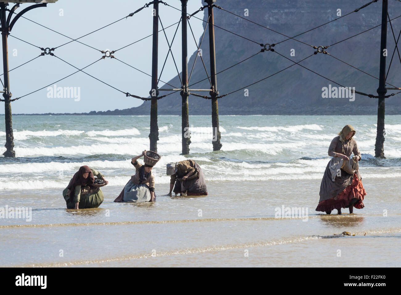 Saltburn dal mare, North Yorkshire, Regno Unito. 10 Settembre, 2015. Meteo REGNO UNITO: Film equipaggi sulla spiaggia Salburn riprese ITV dramma Dark Angel, starring Joanne Froggat, in tempo splendido sulla spiaggia Saltburn giovedì mattina Credito: Alan Dawson News/Alamy Live News Foto Stock