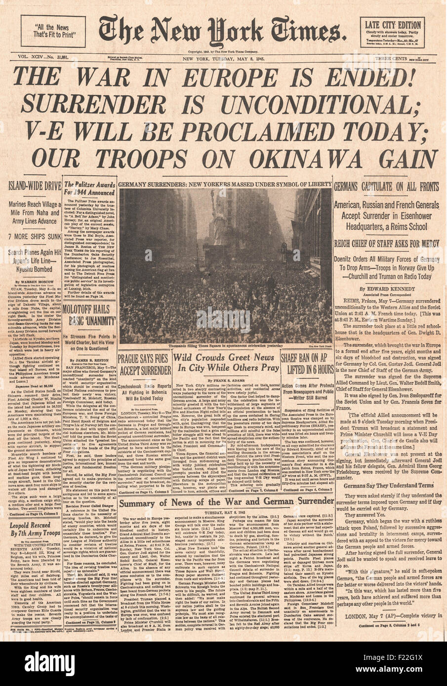 1945 New York Times front page reporting giorno VE Foto Stock