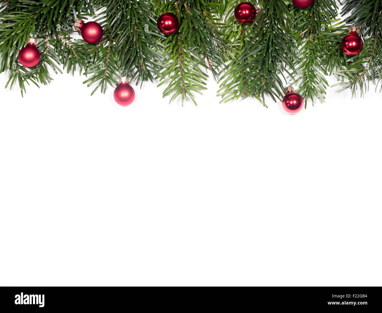 Weihnachtsschmuck mit Tannenzweigen und Engel auf weißem Hintergrund Foto Stock