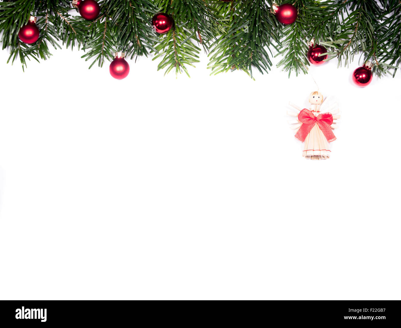 Weihnachtsschmuck mit Tannenzweigen und Engel auf weißem Hintergrund Foto Stock