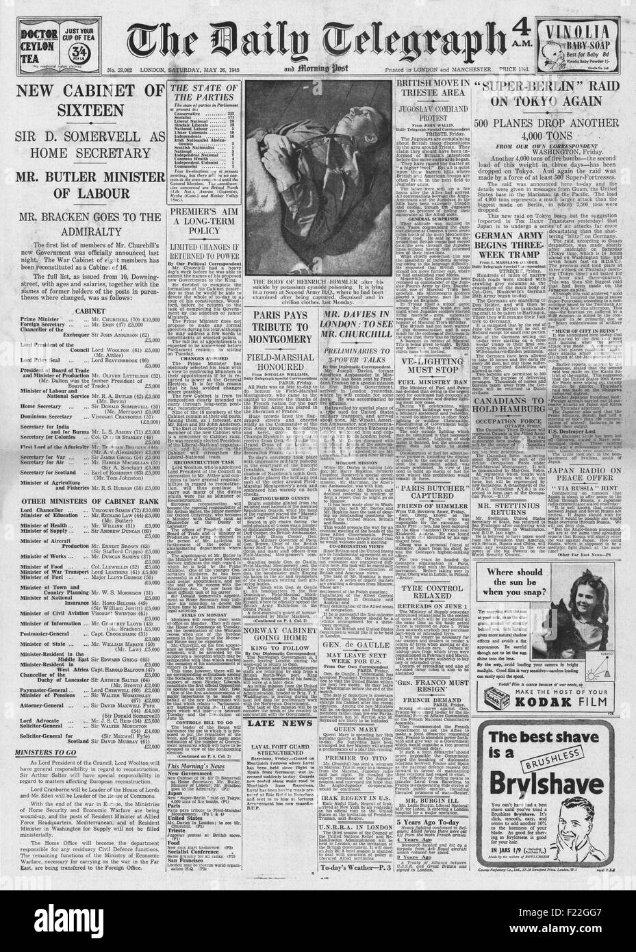 1945 Daily Telegraph front page reporting Heinrich Himmler suicida mentre nella custodia britannica, Churchill annuncia il nuovo governo ad interim e US Airforce bomba Tokyo Foto Stock
