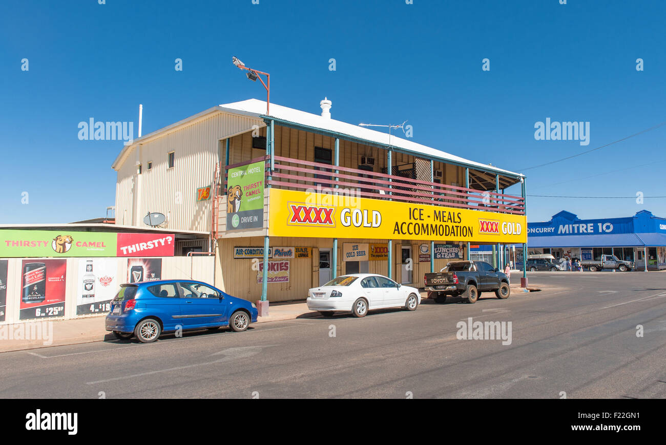 Strada di Cloncurry, Queensland, Australia, con vetture parcheggiato di fronte allo storico pub " Central Hotel' Foto Stock