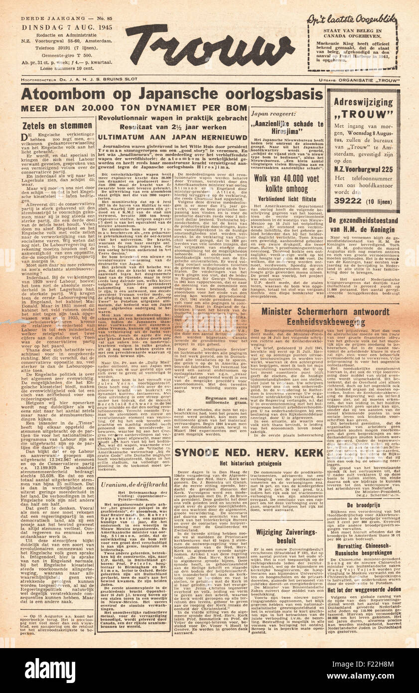 1945 Trouw (Olanda) front page atomo di reporting è sceso di bomba su Hiroshima Foto Stock