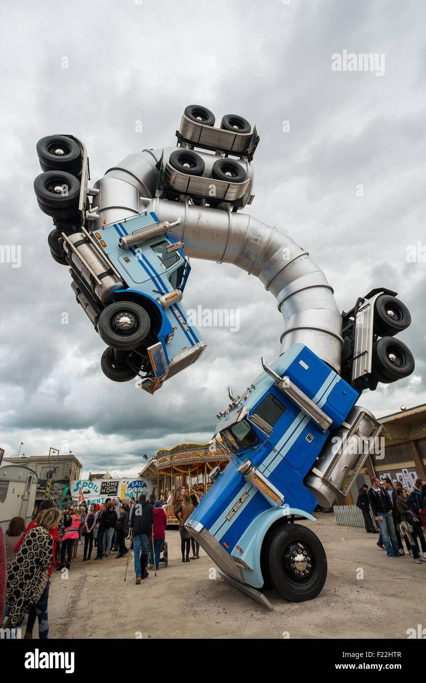 WESTON-super-Mare, Regno Unito - 3 Settembre 2015: Big Rig Gig scultura da Mike Ross a Banksy's Dismaland Bemusement Park. Foto Stock
