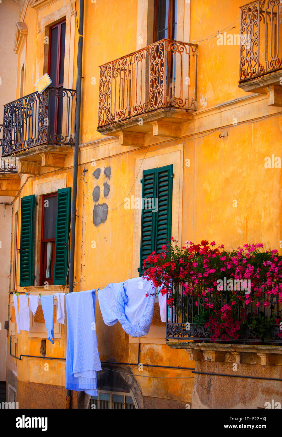 Fontecchia, Italia. Persiane e balcone con appeso un lavaggio. Foto Stock