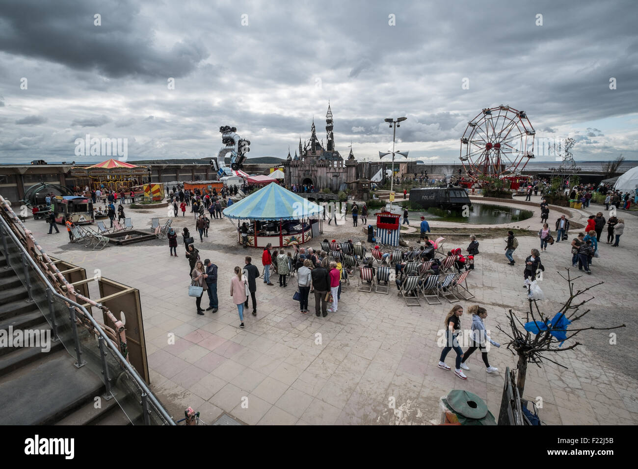 WESTON-super-Mare, Regno Unito - 3 Settembre 2015: Vista di tutto il sito a Banksy's Dismaland Bemusement Park. Una settimana di cinque show di th Foto Stock