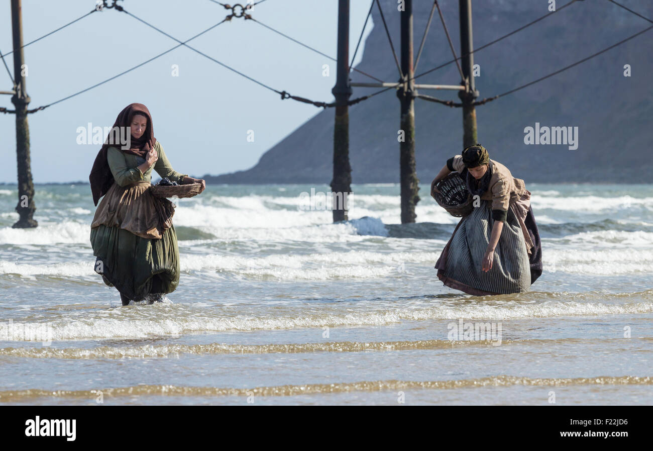 Saltburn dal mare, North Yorkshire, Regno Unito. 10 Settembre, 2015. Meteo REGNO UNITO: Film equipaggi sulla spiaggia Salburn riprese ITV dramma Dark Angel, starring Joanne Froggat, in tempo splendido sulla spiaggia Saltburn giovedì mattina Credito: Alan Dawson News/Alamy Live News Foto Stock