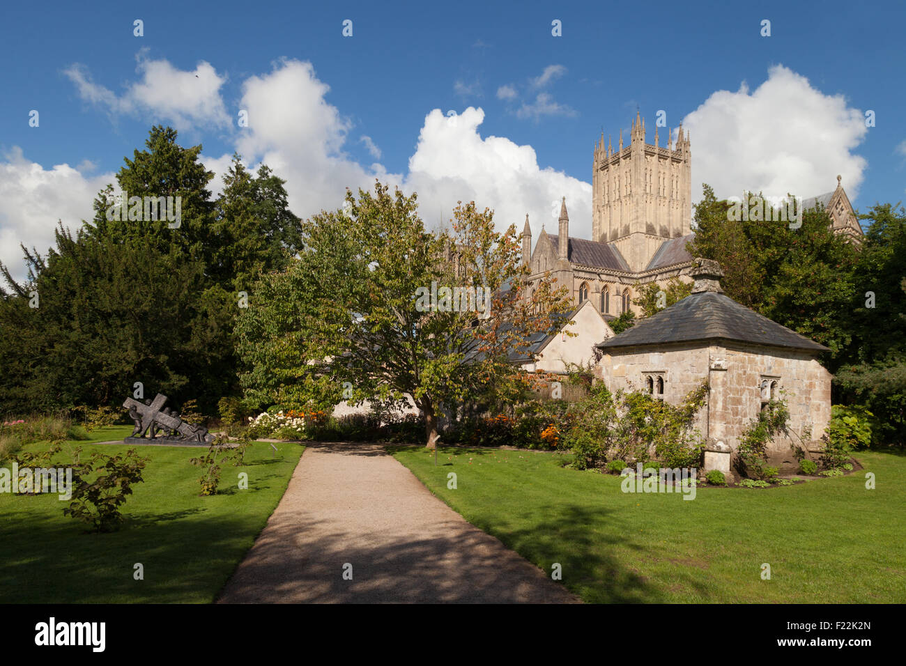 Cattedrale di Wells e il bene casa, nel giardino del Palazzo dei Vescovi, pozzi, Somerset England Regno Unito Foto Stock