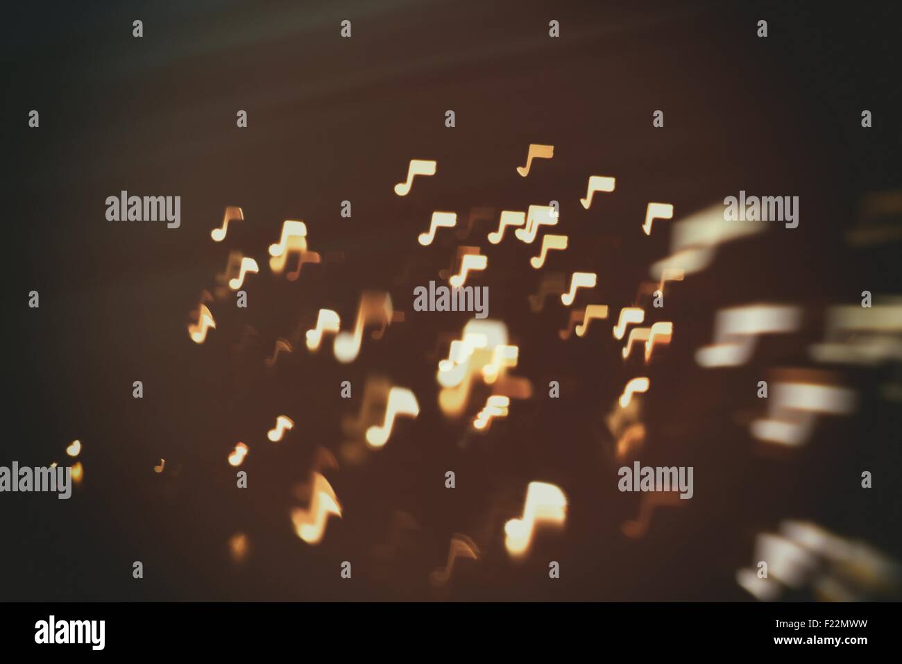 Musica, suono e note abstract blur sullo sfondo (note segni volare nello spazio) Foto Stock