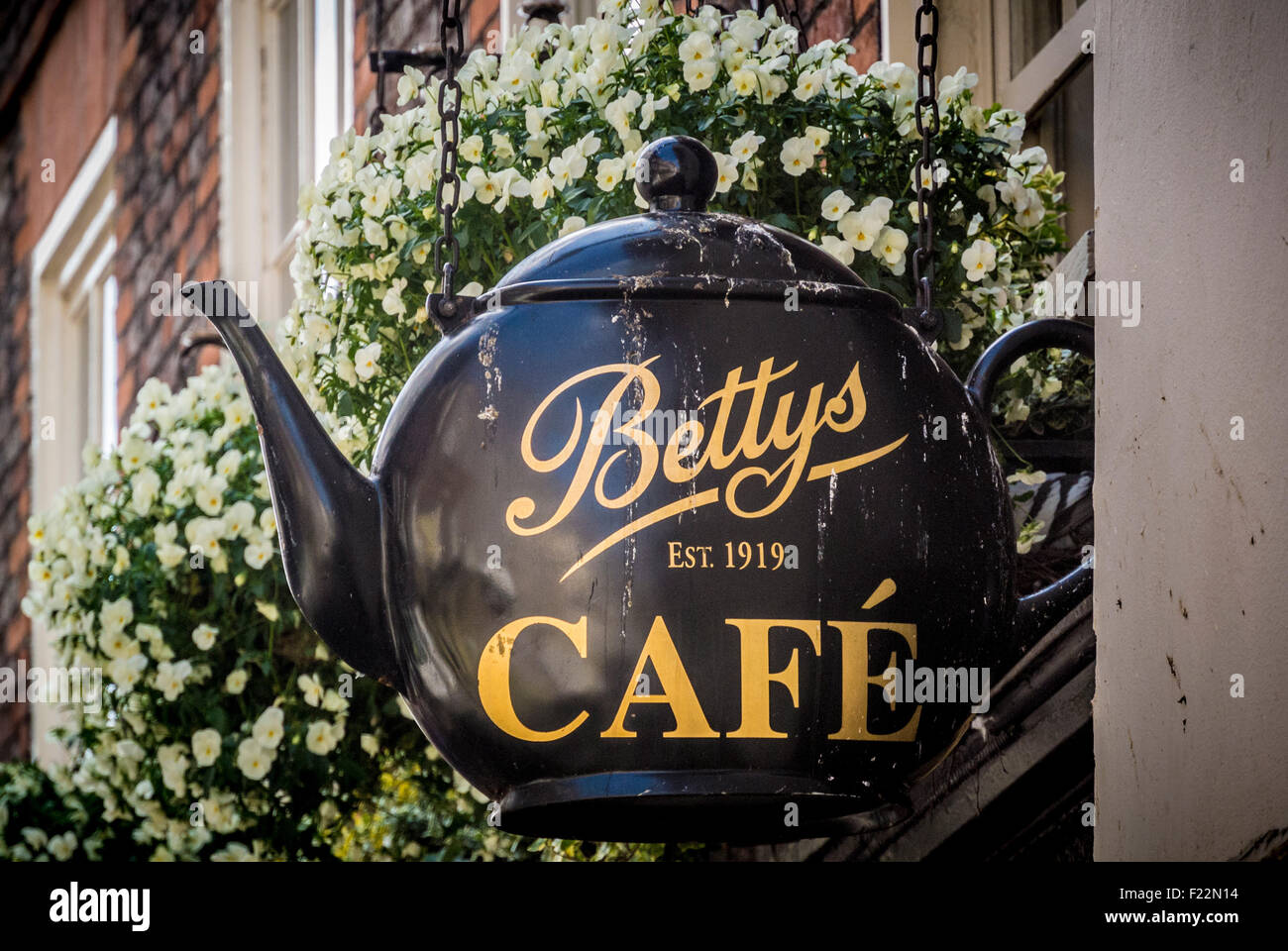 Teiera a forma di segno esterno a poco Bettys Cafe Foto Stock